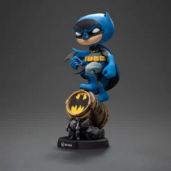 Batman Minifigura Mini Co. PVC Batman on Bat-Signal (Blue Variant) 15 cm