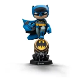Batman Minifigura Mini Co. PVC Batman on Bat-Signal (Blue Variant) 15 cm