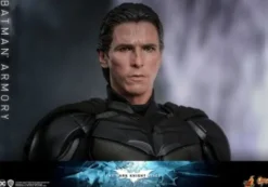 El caballero oscuro: La leyenda renace Figuras y Diorama Movie Masterpiece 1/6 Batman Armory with Bruce Wayne 30 cm