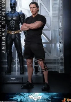 El caballero oscuro: La leyenda renace Figuras y Diorama Movie Masterpiece 1/6 Batman Armory with Bruce Wayne 30 cm