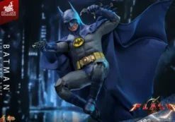 The Flash Movie Masterpiece Action Figure 1/6 Batman (Blue & Grey Suit) Limited Edition Hot Toys Exclusive 30 cm