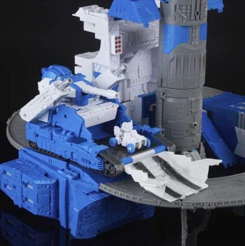 Transformers Generations Selects Titan Class Guardian Robot & Lunar-Tread