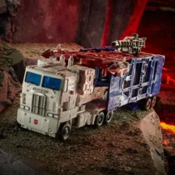 Transformers Generations War for Cybertron: Kingdom Leader WFC-K20 Ultra Magnus
