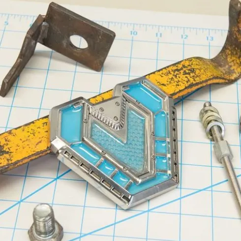 Wakanda Forever Iron Heart Arc Reactor Réplica que brilla en la oscuridad Pin magnético