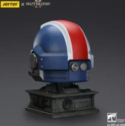 Warhammer 40,000: Space Marine 2 Réplica Ultramarines Lieutenant Titus casco con expositor 44 cm