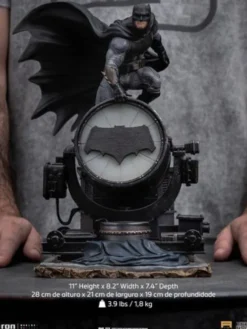 Zack Snyder’s Justice League Estatua 1/10 Deluxe Art Scale Batman on Batsignal 28 cm